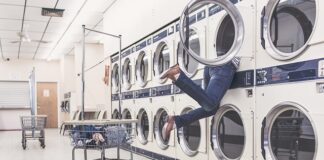Dlaczego niektóre koszulki śmierdzą po praniu?